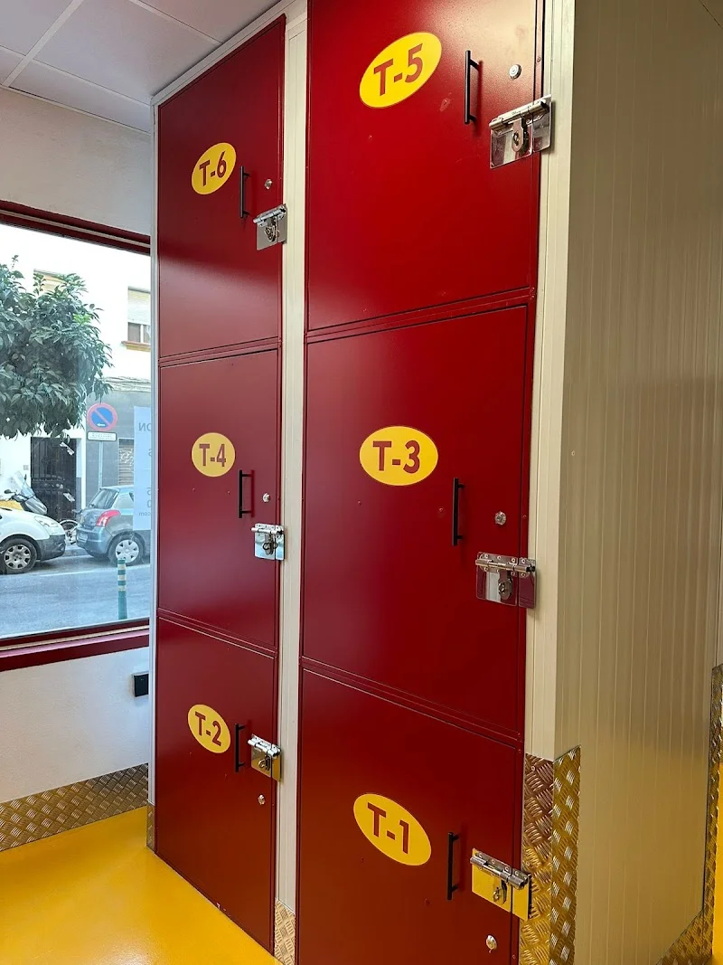 Atuveratrasteros.com - Alquiler de Trasteros en Sevilla en C. Castilla, 140, 41010 Sevilla, España - Imagen 2