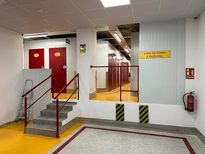 Atuveratrasteros.com - Alquiler de Trasteros en Sevilla en C. Castilla, 140, 41010 Sevilla, España - Imagen 3