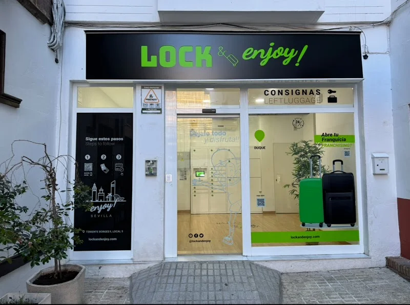 LOCK & enjoy! - Consignas en Plaza del Duque en C. Teniente Borges, 9, Local 5, Casco Antiguo, 41002 Sevilla, España - Imagen 1