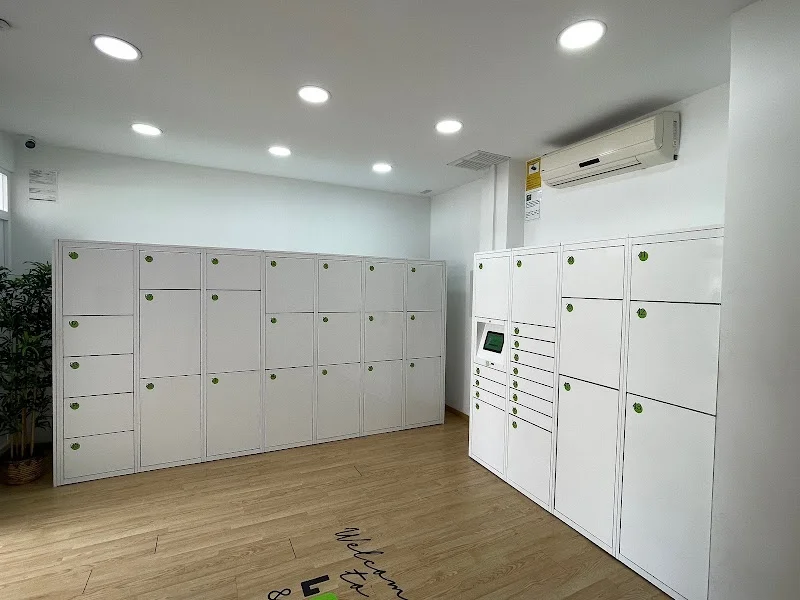 LOCK & enjoy! - Consignas en Plaza del Duque en C. Teniente Borges, 9, Local 5, Casco Antiguo, 41002 Sevilla, España - Imagen 2