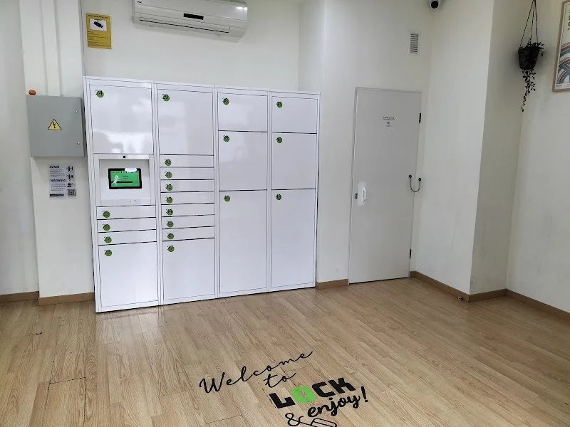 LOCK & enjoy! - Consignas en Plaza del Duque en C. Teniente Borges, 9, Local 5, Casco Antiguo, 41002 Sevilla, España - Imagen 3