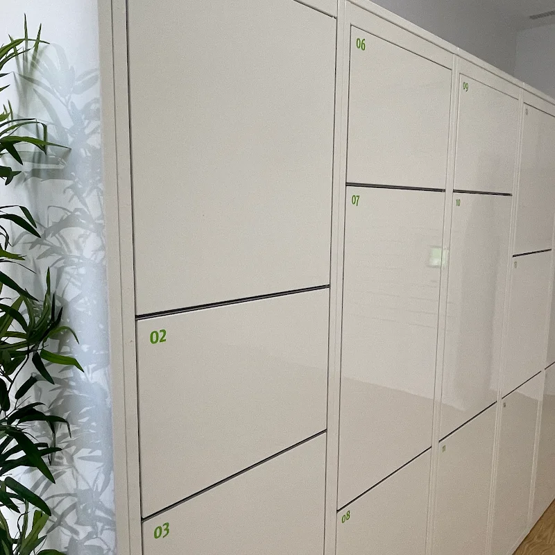 LOCK & enjoy! - Consignas en Plaza del Duque en C. Teniente Borges, 9, Local 5, Casco Antiguo, 41002 Sevilla, España - Imagen 4