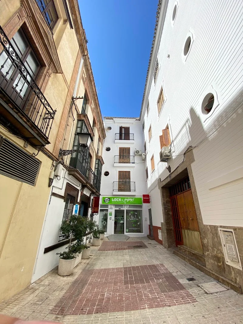 LOCK & enjoy! - Consignas en Plaza del Duque en C. Teniente Borges, 9, Local 5, Casco Antiguo, 41002 Sevilla, España - Imagen 5