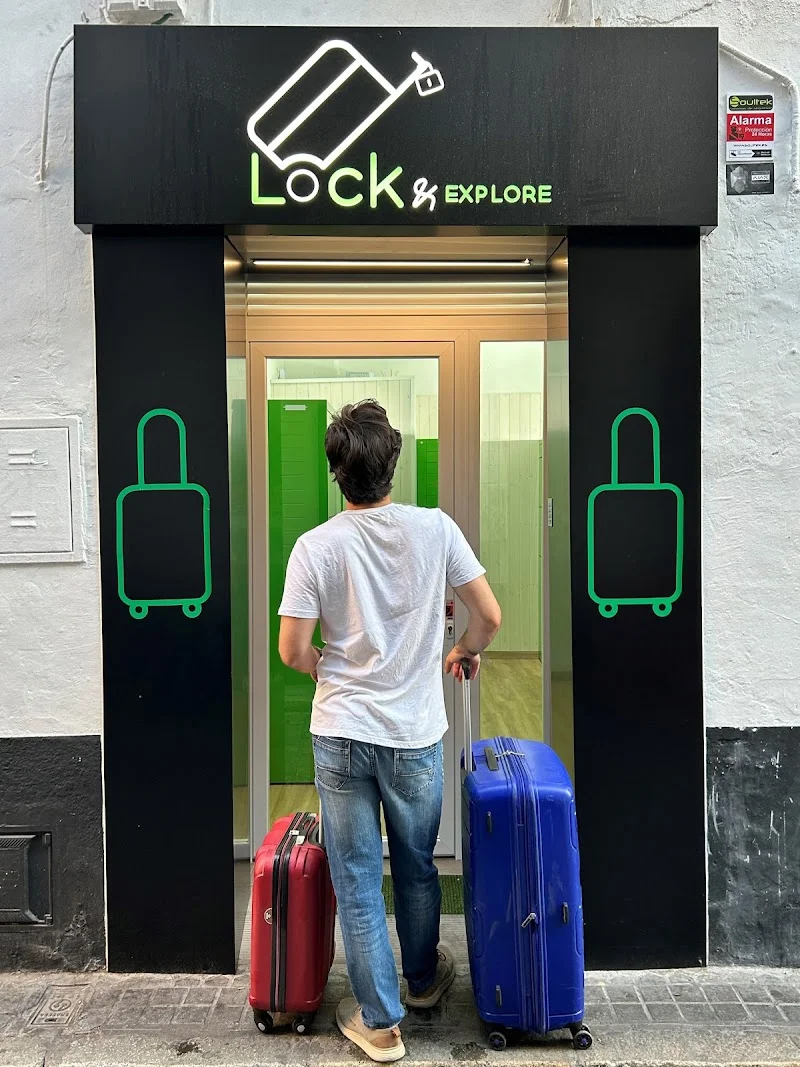 Lockers Sevilla - Consigna Maletas - lockandexplore.com en C. Castellar, 60 A, C. Conde de Torrejón, 8, Local 3, Casco Antiguo, 41003 Sevilla, España - Imagen 1