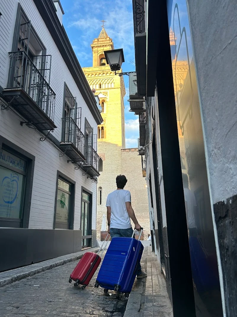 Lockers Sevilla - Consigna Maletas - lockandexplore.com en C. Castellar, 60 A, C. Conde de Torrejón, 8, Local 3, Casco Antiguo, 41003 Sevilla, España - Imagen 5