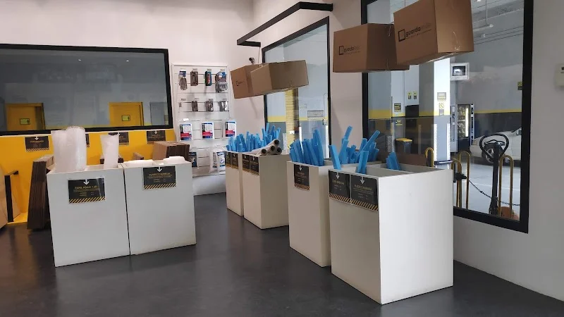 Trastero Alquiler de trasteros y guardamuebles en Zaragoza | Guardatodo en C. de Benjamin Franklin, 34, 50014 Zaragoza, España - MejorTrastero