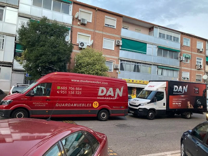 Trasteros en Málaga - Dan en C. de Alfredo Corrochano, n° 135, Cruz de Humilladero, 29006 Málaga, España - Imagen 3