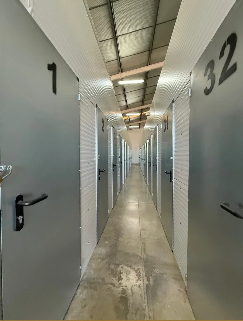 Trasteros en Málaga - Dan en C. de Alfredo Corrochano, n° 135, Cruz de Humilladero, 29006 Málaga, España - Imagen 4